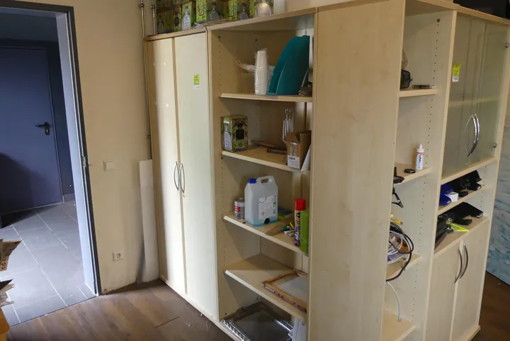 2x Schrank, mit Inhalt Maße in cm je ca. 83 x 40 x 196